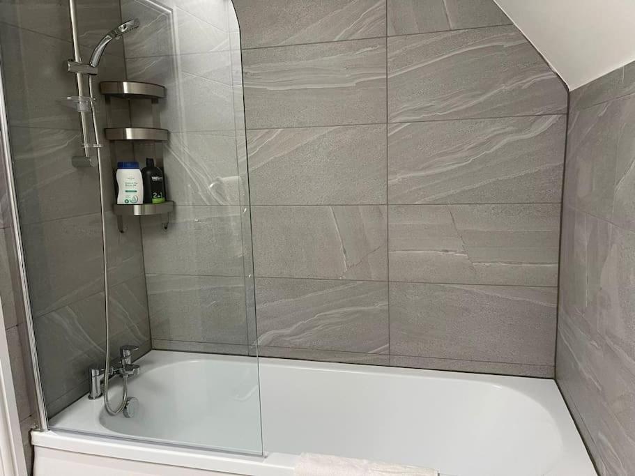 Orchid Lodge - Two Bed Generous Flat - Parking, Netflix, Wifi - Close To Blenheim Palace & Oxford - F4 Kidlington Ngoại thất bức ảnh