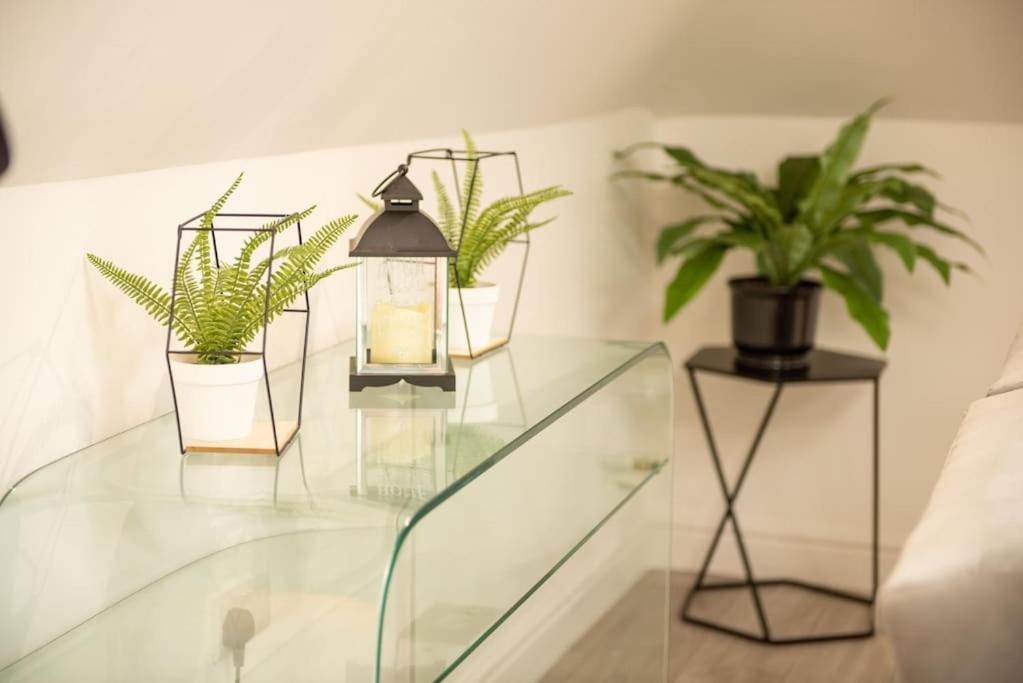 Orchid Lodge - Two Bed Generous Flat - Parking, Netflix, Wifi - Close To Blenheim Palace & Oxford - F4 Kidlington Ngoại thất bức ảnh