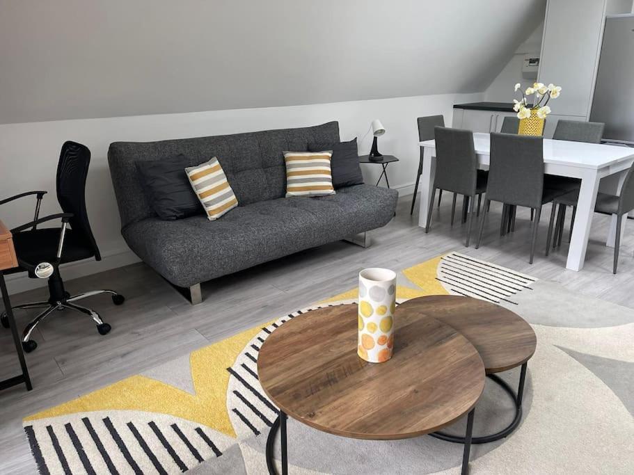 Orchid Lodge - Two Bed Generous Flat - Parking, Netflix, Wifi - Close To Blenheim Palace & Oxford - F4 Kidlington Ngoại thất bức ảnh