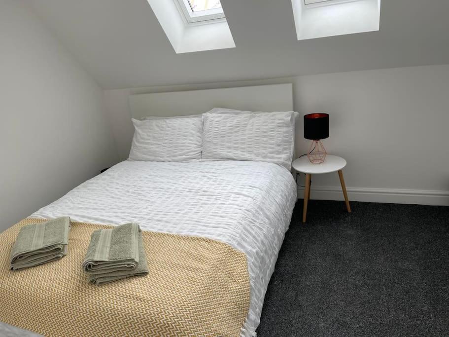 Orchid Lodge - Two Bed Generous Flat - Parking, Netflix, Wifi - Close To Blenheim Palace & Oxford - F4 Kidlington Ngoại thất bức ảnh