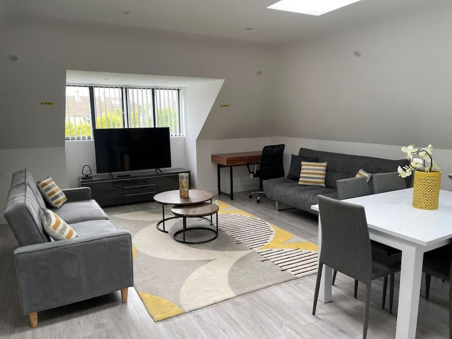 Orchid Lodge - Two Bed Generous Flat - Parking, Netflix, Wifi - Close To Blenheim Palace & Oxford - F4 Kidlington Ngoại thất bức ảnh