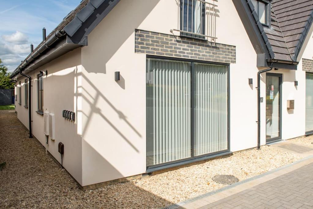 Orchid Lodge - Two Bed Generous Flat - Parking, Netflix, Wifi - Close To Blenheim Palace & Oxford - F4 Kidlington Ngoại thất bức ảnh