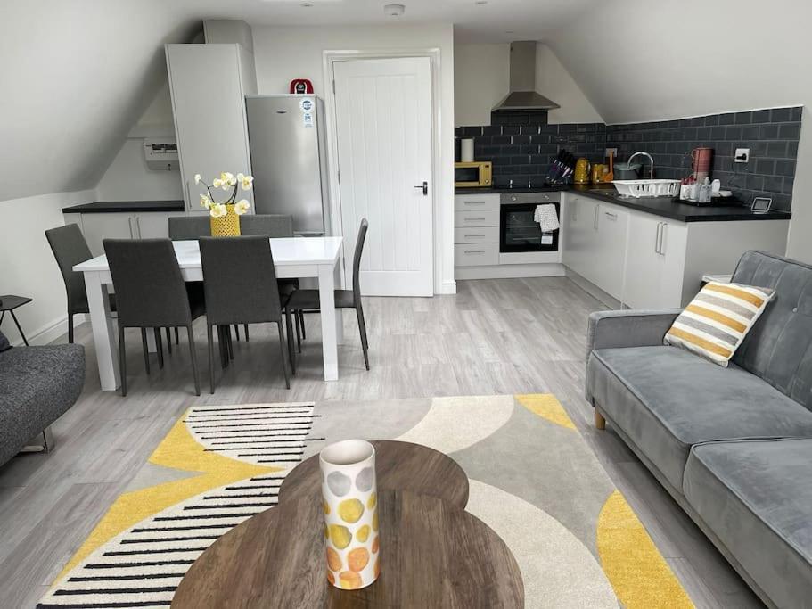 Orchid Lodge - Two Bed Generous Flat - Parking, Netflix, Wifi - Close To Blenheim Palace & Oxford - F4 Kidlington Ngoại thất bức ảnh