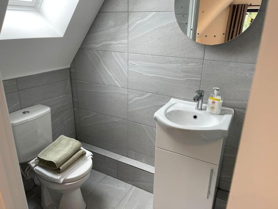 Orchid Lodge - Two Bed Generous Flat - Parking, Netflix, Wifi - Close To Blenheim Palace & Oxford - F4 Kidlington Ngoại thất bức ảnh