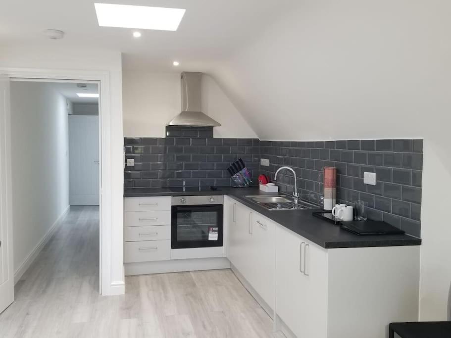 Orchid Lodge - Two Bed Generous Flat - Parking, Netflix, Wifi - Close To Blenheim Palace & Oxford - F4 Kidlington Ngoại thất bức ảnh