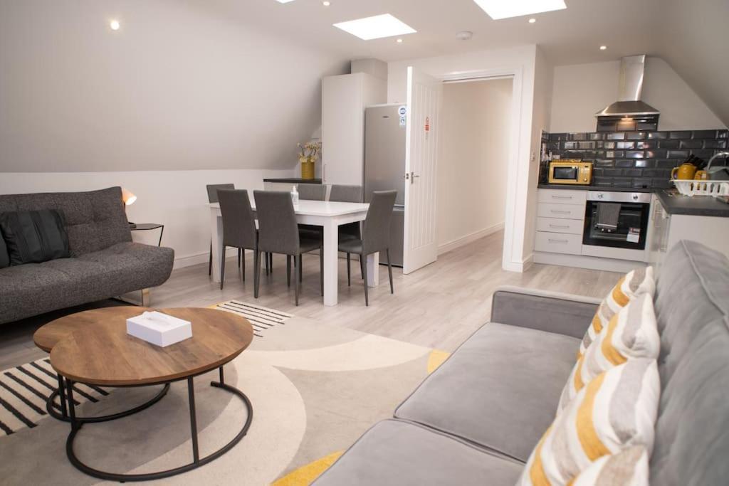 Orchid Lodge - Two Bed Generous Flat - Parking, Netflix, Wifi - Close To Blenheim Palace & Oxford - F4 Kidlington Ngoại thất bức ảnh