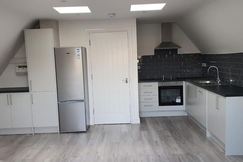 Orchid Lodge - Two Bed Generous Flat - Parking, Netflix, Wifi - Close To Blenheim Palace & Oxford - F4 Kidlington Ngoại thất bức ảnh