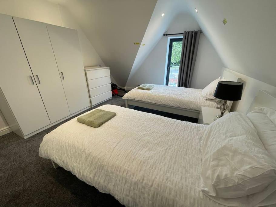 Orchid Lodge - Two Bed Generous Flat - Parking, Netflix, Wifi - Close To Blenheim Palace & Oxford - F4 Kidlington Ngoại thất bức ảnh