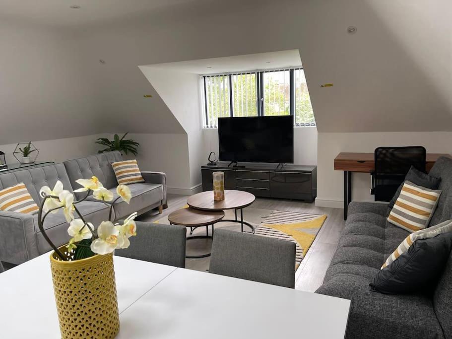 Orchid Lodge - Two Bed Generous Flat - Parking, Netflix, Wifi - Close To Blenheim Palace & Oxford - F4 Kidlington Ngoại thất bức ảnh