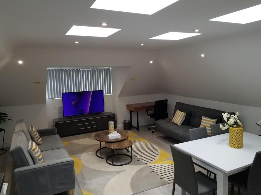 Orchid Lodge - Two Bed Generous Flat - Parking, Netflix, Wifi - Close To Blenheim Palace & Oxford - F4 Kidlington Ngoại thất bức ảnh
