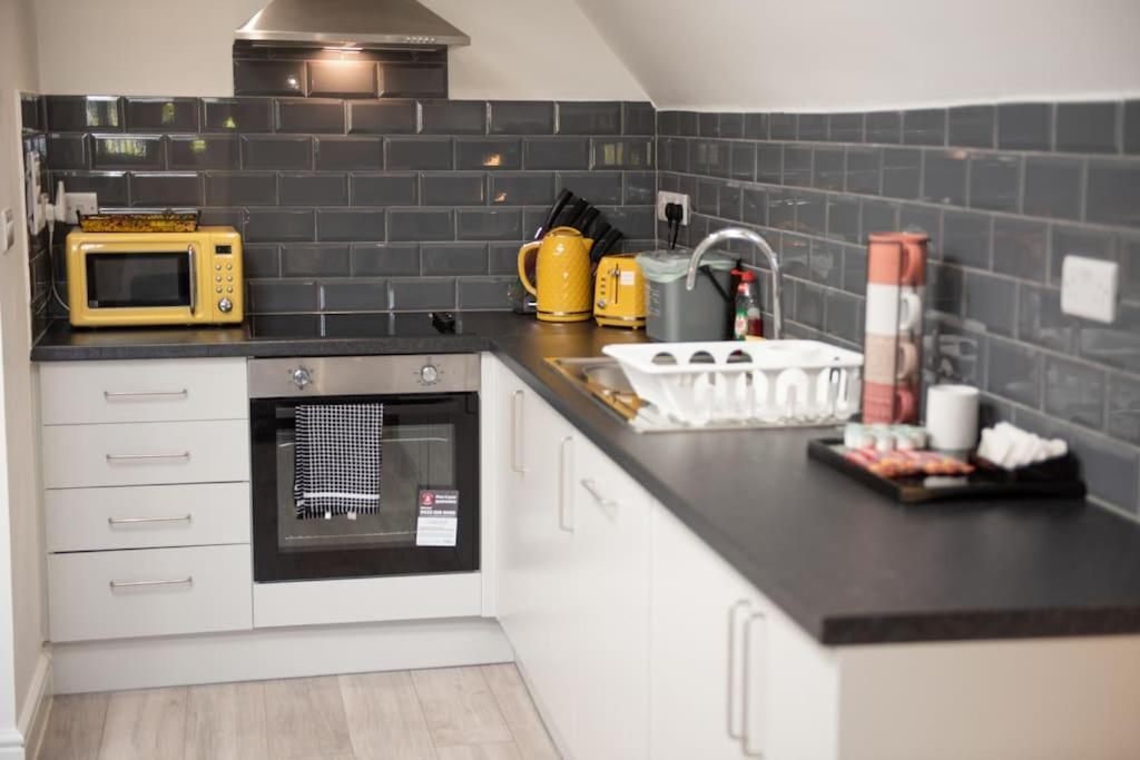 Orchid Lodge - Two Bed Generous Flat - Parking, Netflix, Wifi - Close To Blenheim Palace & Oxford - F4 Kidlington Ngoại thất bức ảnh