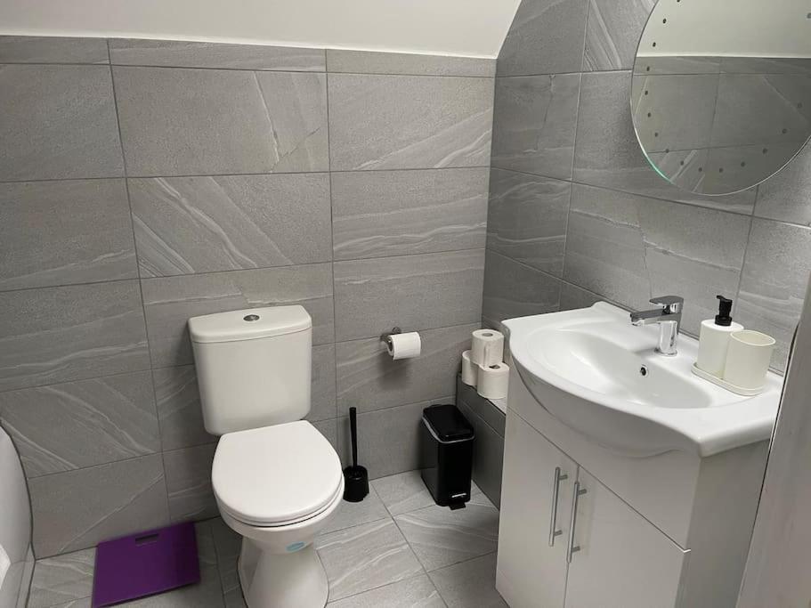 Orchid Lodge - Two Bed Generous Flat - Parking, Netflix, Wifi - Close To Blenheim Palace & Oxford - F4 Kidlington Ngoại thất bức ảnh
