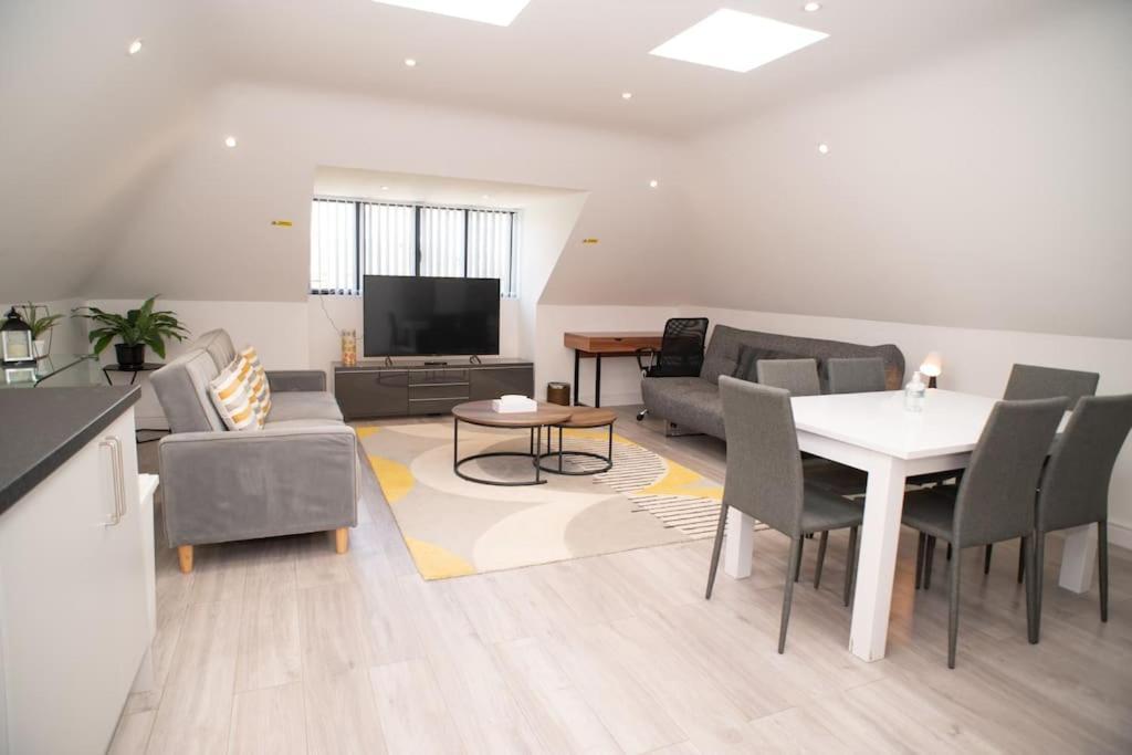Orchid Lodge - Two Bed Generous Flat - Parking, Netflix, Wifi - Close To Blenheim Palace & Oxford - F4 Kidlington Ngoại thất bức ảnh