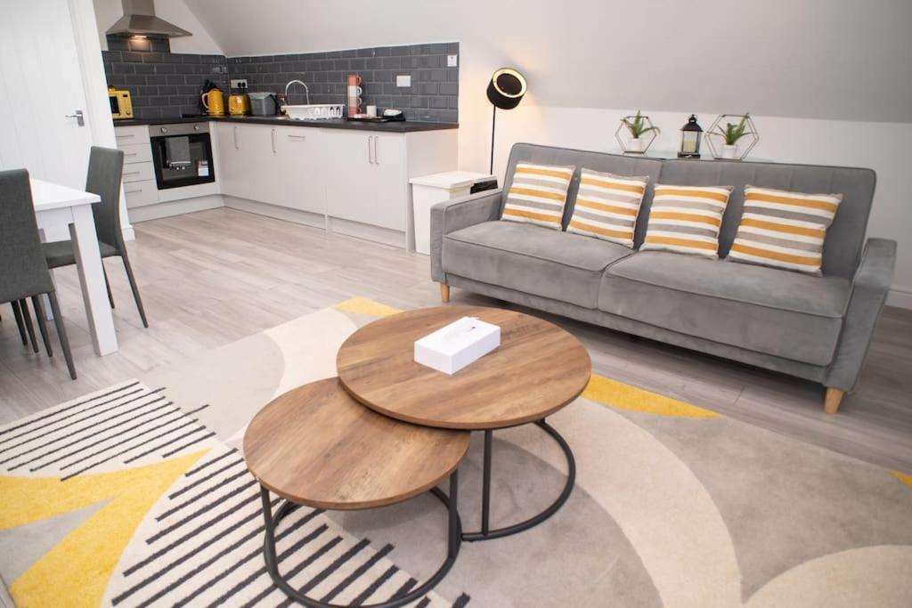 Orchid Lodge - Two Bed Generous Flat - Parking, Netflix, Wifi - Close To Blenheim Palace & Oxford - F4 Kidlington Ngoại thất bức ảnh