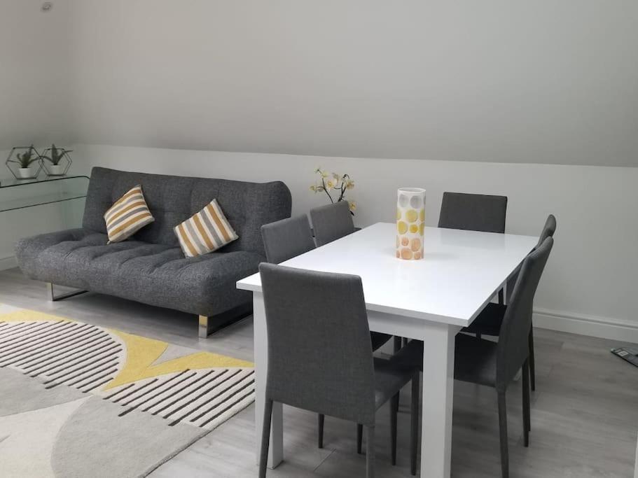 Orchid Lodge - Two Bed Generous Flat - Parking, Netflix, Wifi - Close To Blenheim Palace & Oxford - F4 Kidlington Ngoại thất bức ảnh