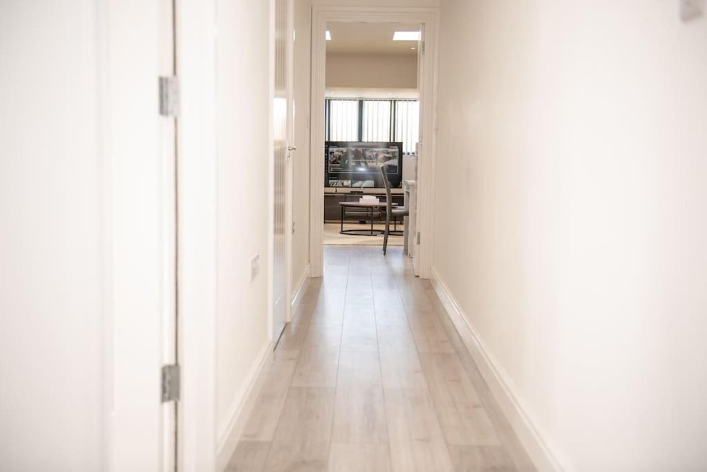 Orchid Lodge - Two Bed Generous Flat - Parking, Netflix, Wifi - Close To Blenheim Palace & Oxford - F4 Kidlington Ngoại thất bức ảnh