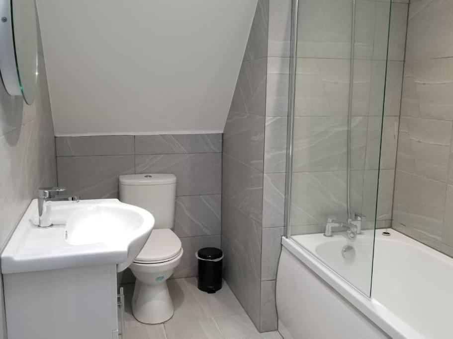 Orchid Lodge - Two Bed Generous Flat - Parking, Netflix, Wifi - Close To Blenheim Palace & Oxford - F4 Kidlington Ngoại thất bức ảnh