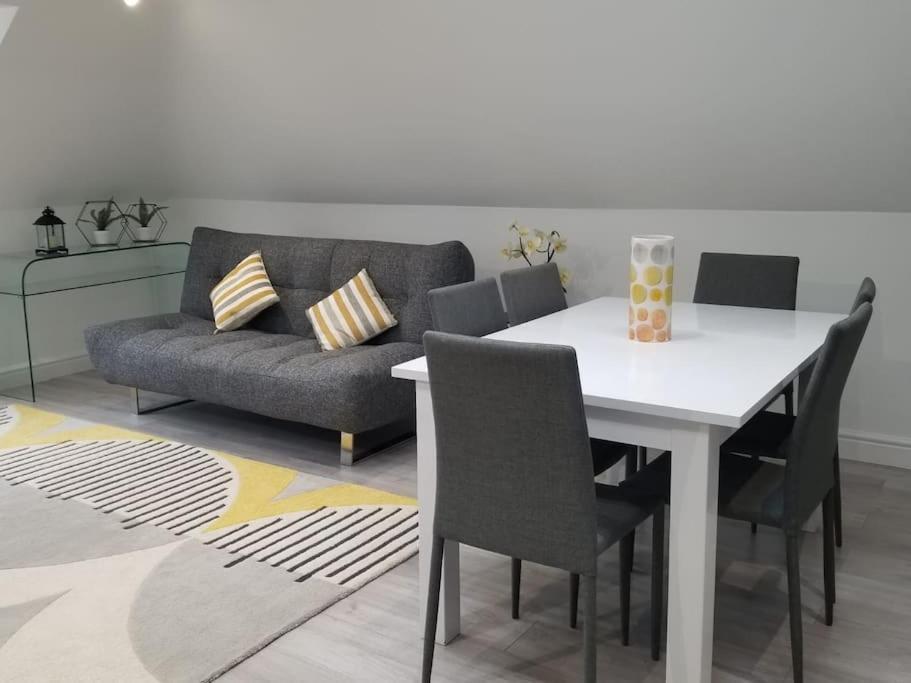 Orchid Lodge - Two Bed Generous Flat - Parking, Netflix, Wifi - Close To Blenheim Palace & Oxford - F4 Kidlington Ngoại thất bức ảnh